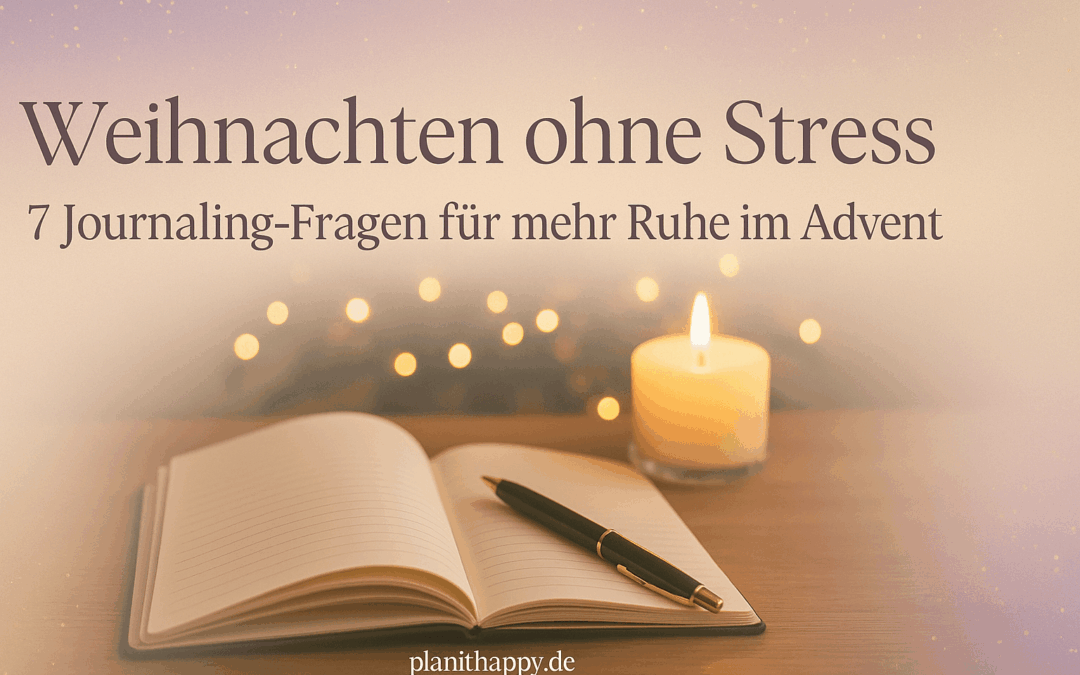 Headerbild mit Notizbuch, Kerze und Lichterkette – Titel: Weihnachten ohne Stress, 7 Journaling-Fragen für mehr Ruhe im Advent.