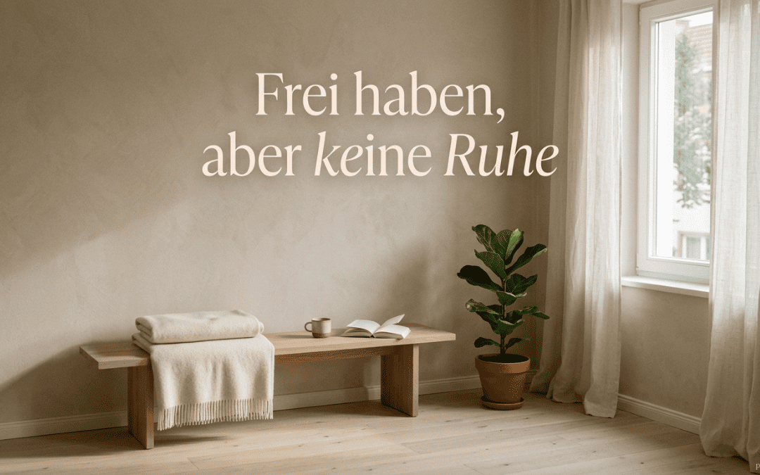 Eine ruhige Ecke eines Zimmers mit heller Bank, gefaltetem Stoff, einer Tasse und einem offenen Buch, daneben eine grüne Pflanze am Fenster.