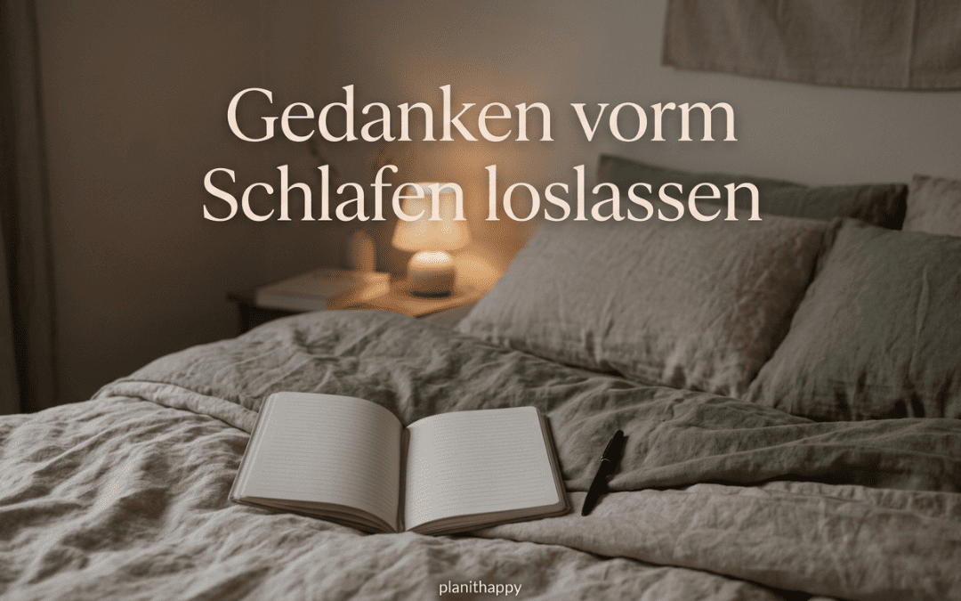 Ein gemütliches Schlafzimmer mit warmem Licht, einem offenen Notizbuch und Stift auf dem Bett. Der Text ‚Gedanken vorm Schlafen loslassen‘ beschreibt die ruhige Stimmung.