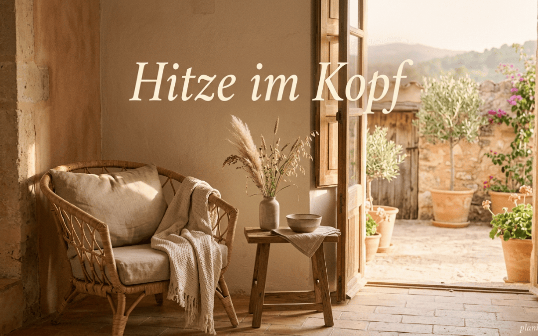 Ein sonnendurchfluteter Sitzplatz mit Rattanstuhl, kleinem Holztisch und Blick in einen mediterranen Innenhof, passend zum Titel Hitze im Kopf.