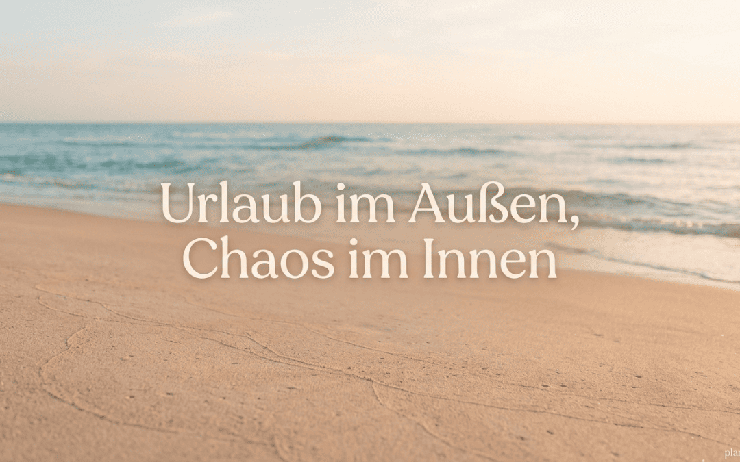 Ruhige Strandlandschaft mit flachen Wellen und weichem Licht kurz vor Sonnenuntergang - Urlaub im Innen, Chaos im Außen