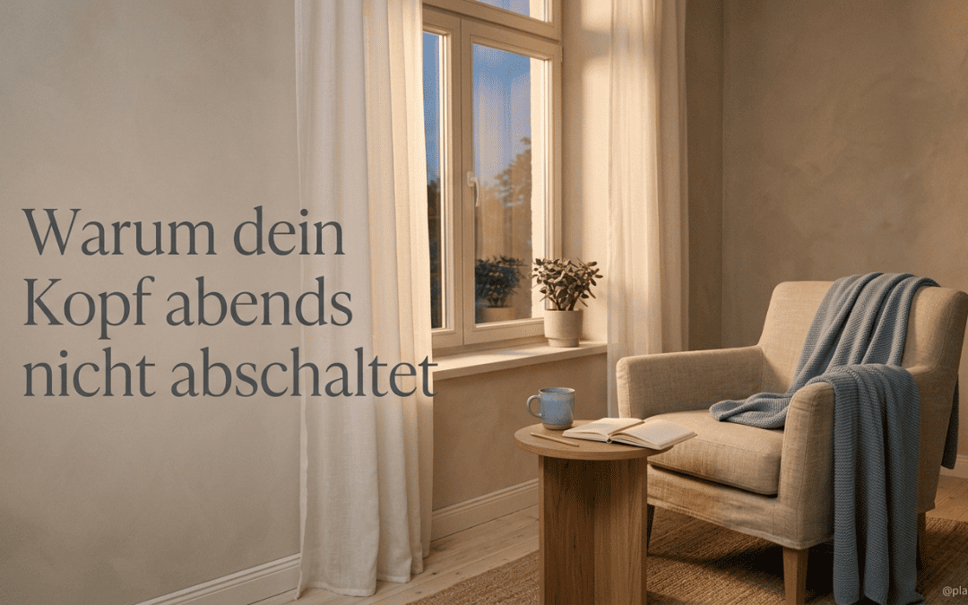 Ein gemütlicher Lesesessel neben einem Fenster in warmem Abendlicht, mit Buch und Tasse auf dem Tisch – eine visuelle Ergänzung zum Titel ‚Warum dein Kopf abends nicht abschaltet‘.